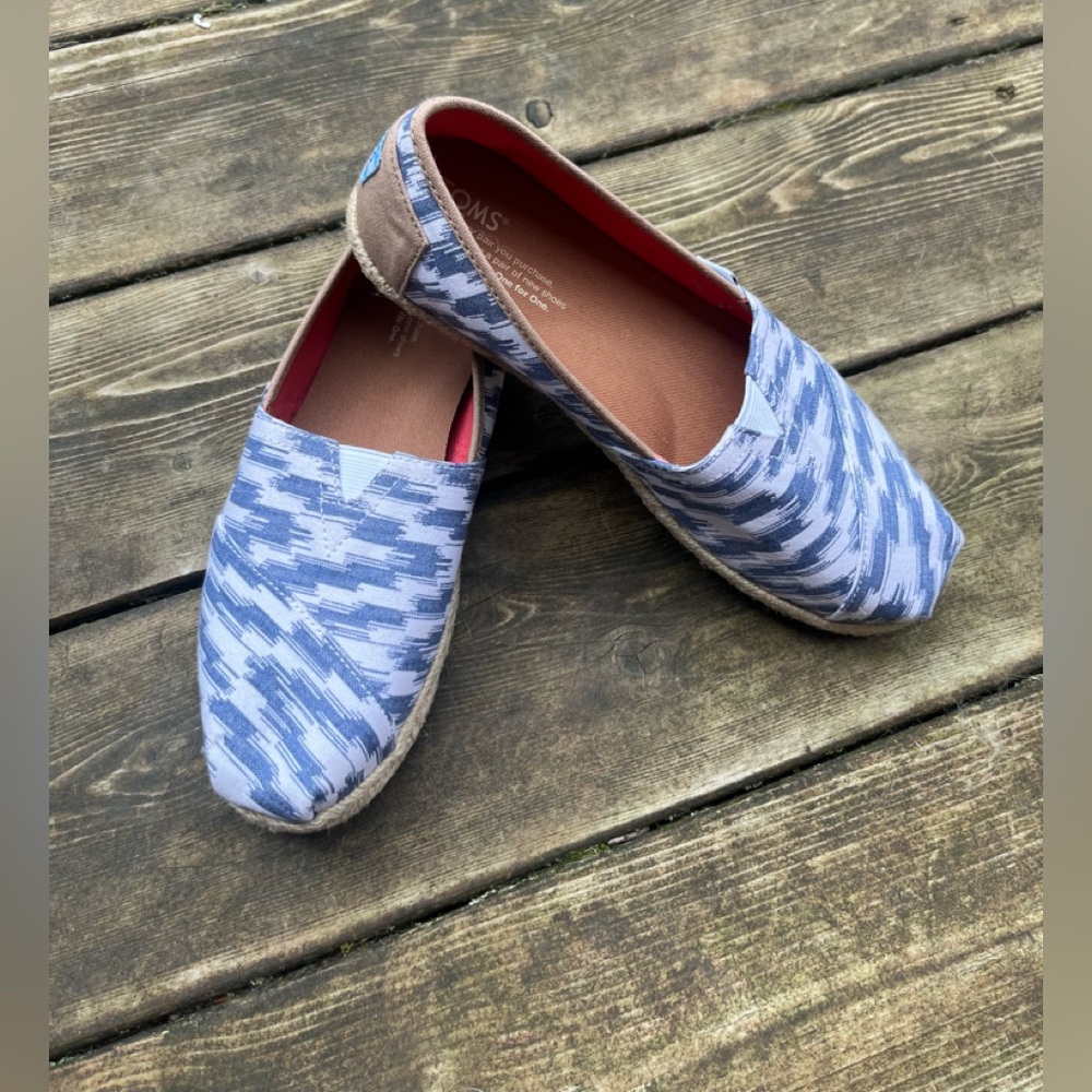 TOMs Espadrilles Classic Alpargata Size 8 Chambray and White NWOT or Box